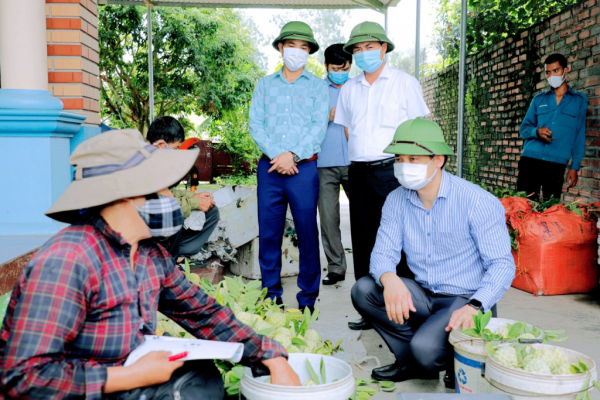 Lãnh đạo thị xã Đông Triều thăm, động viên mô hình sản xuất trên địa bàn xã Tân Việt 